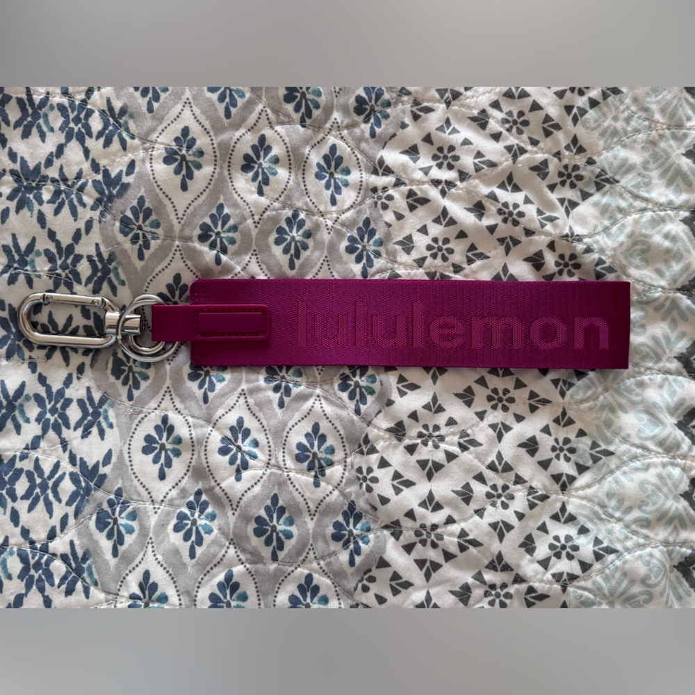 Lululemon Never Lost keychain, fuchsia/magenta color NWOT